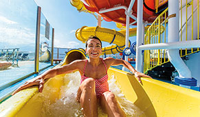 Tobogán acuático de Carnival. CrucerosIslasGriegas.com