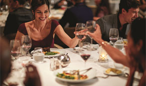 Cena en el restaurante a bordo. CrucerosIslasGriegas.com Cena en el restaurante a bordo. CrucerosIslasGriegas.com