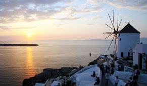 Atardecer en Santorini, escala de tu crucero. CrucerosIslasGriegas.com Atardecer en Santorini, escala de tu crucero. CrucerosIslasGriegas.com