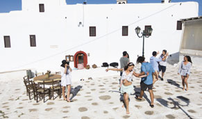 Clase de baile griego en Mykonos. CrucerosIslasGriegas.com Clase de baile griego en Mykonos. CrucerosIslasGriegas.com