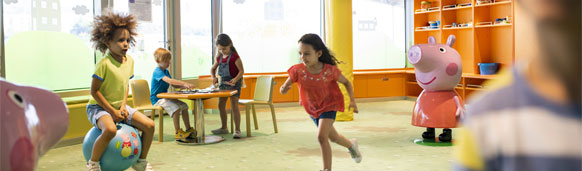 Niños divirtiéndose con la famosa Peppa Pig. CrucerosIslasGriegas.com Niños divirtiéndose con la famosa Peppa Pig. CrucerosIslasGriegas.com
