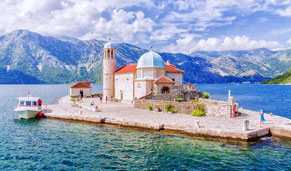 El encanto de la pequeña isla del puerto de Kotor. CrucerosIslasGriegas.com