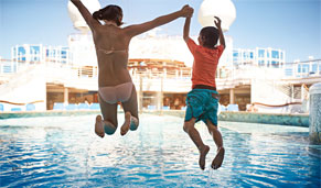 Niños saltando a la piscina de un crucero Princess. CrucerosMediterraneo.com