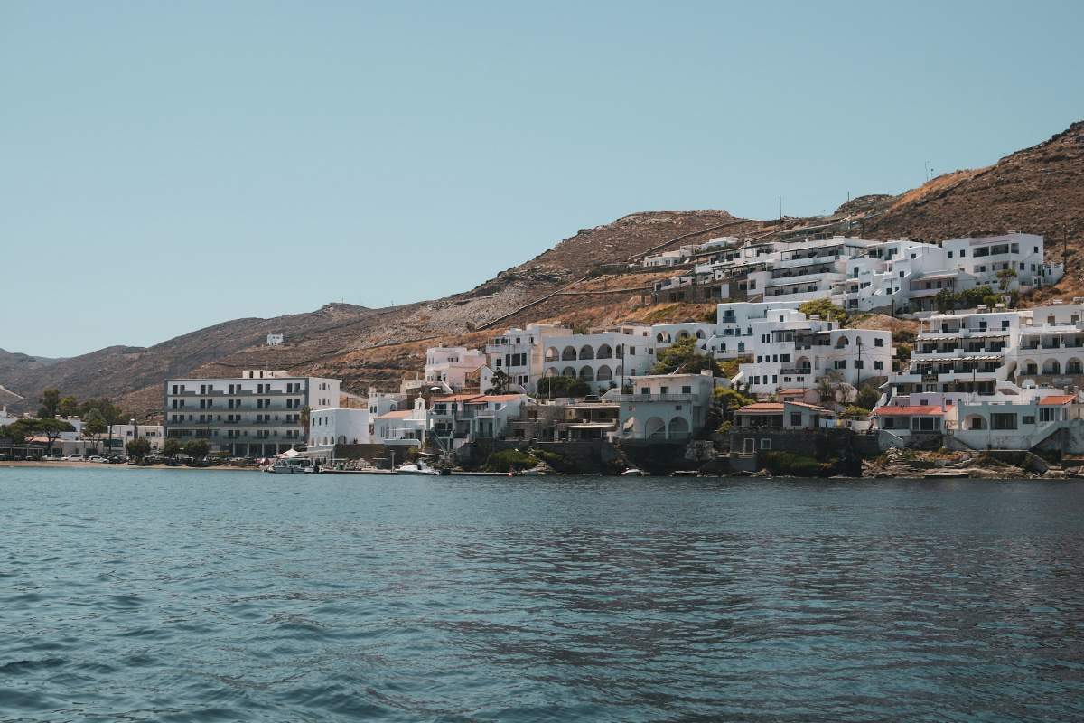 cruceros-con-parada-en-merichas-explora-la-joya-oculta-de-kythnos