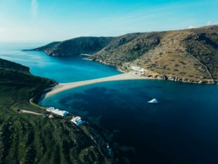 kythnos-en-crucero-aguas-termales-calas-tranquilas-y-pueblos-blancos